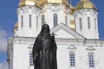 Памятник первоиерарху церкви в Арзамасе патриарху Сергию