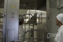 После посещения реакторного зала проверяется уровень радиационного загрязнения каждого человека