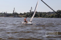 Яхты направляются к месту старта в акватории Оки в р-не Молитовского моста