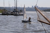Яхты направляются к месту старта в акватории Оки в р-не Молитовского моста