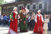 Дефиле костюмов на фестивале Приволжский Штандарт в Нижнем Новгороде