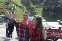 Гигантский знак Дети выстроили из машин в  Нижнем Новгороде