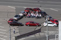 Гигантский знак Дети выстроили из машин в Нижнем Новгороде