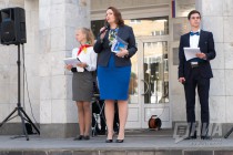 Заместитель председателя ЗС НО Ольга Щетинина поздравляет школьников