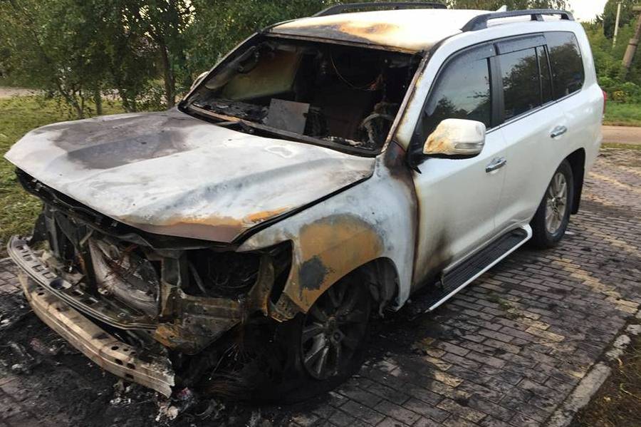 Неизвестные подожгли автомобиль Михаила Шарова