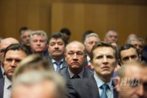 Депутат ЗС НО Валерий Антипов (в центре)