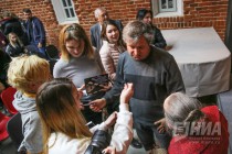 Автограф-сессия с Антоном Долиным