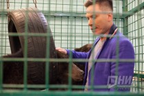 Дрессировщик Алексей Плотников в медвежьем вольере