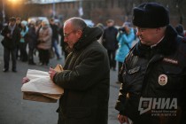 Художник, рисующий реконструкторов, и полицейский