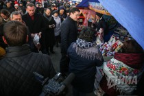 Глеб Никитин осматривает лавки на ремесленной ярмарке