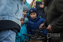 Зрители на выступлении кузнечных дел мастеров