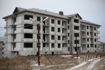 На площадке располагаются здания разной степени готовности