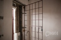 Вход в подъезд со штабом на решетке с замком