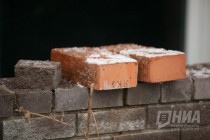 Остатки стройматериалов хаотично лежат в домах и на улице