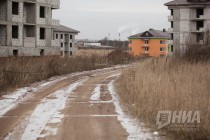 Бетонная дорога, ведущая вглубь квартала