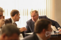 Замдиректора департамента финансов Владимир Лакасев (справа)