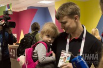 Первые гости, уже получившие паспорта