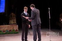 Глеб Никитин вручает грамоты