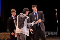 Глеб Никитин вручает грамоту Гие Эрадзе