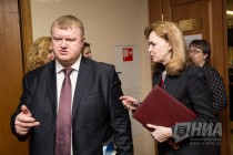 И. о. министра внутренней региональной и муниципальной политики Роман Любарский (слева)