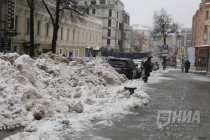 Снег пока сгребен в кучи