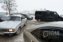 Машины запаркованы частично на тротуаре