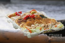 Сотрудники зоопарка Лимпопо на Масленицу традиционно угощают питомцев блинами