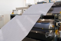 Конвеерная лента с сырьем для создания обоев