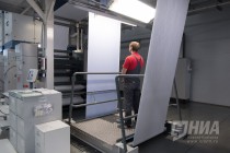 Работник следит за качеством изготовленной продукции