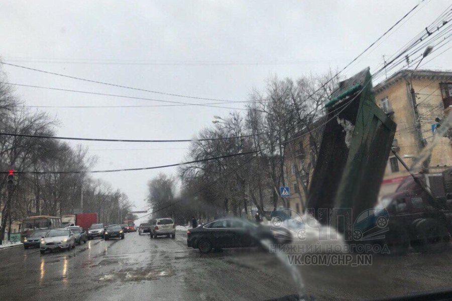 КамАЗ оборвал провода в центре Нижнего Новгорода 15 марта