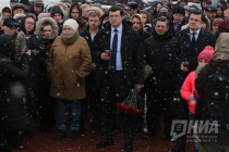 Глеб Никитин (в центре)