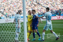 Небольшая потасовка среди игроков на поле