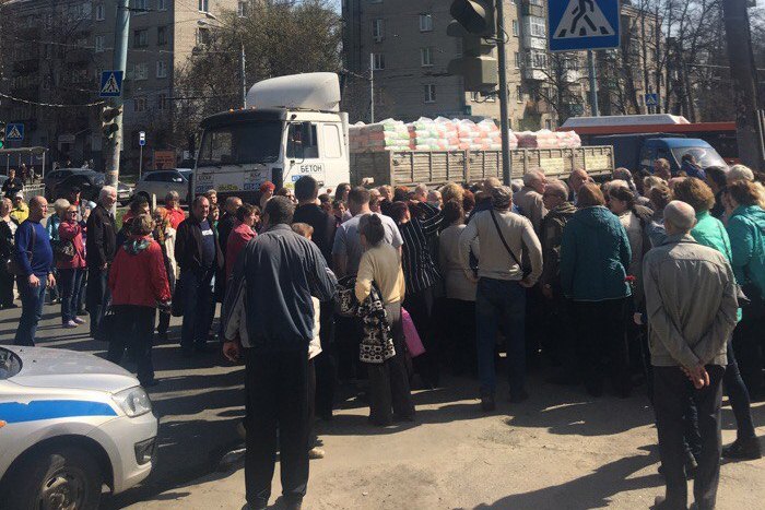 Жители Автозаводского района Нижнего Новгорода вышли на митинг в знак протеста против резкого увеличения платы за тепло