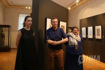 Куратор выставки Екатерина Журбина, директор НГХМ Роман Жукарин, сокуратор выставки Наталья Свирина