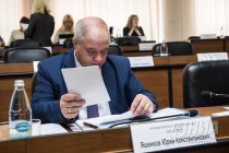 Депутат Юрий Яшенков