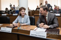 Депутаты Надежда Мельникова и Михаил Сухарев