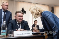 Директор департамента финансов Юрий Мочалкин и депутат Анна Татаринцева