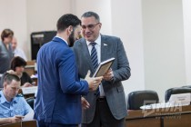 Дмитрий Барыкин вручает Михаилу Кузнецову подарок на день рождения