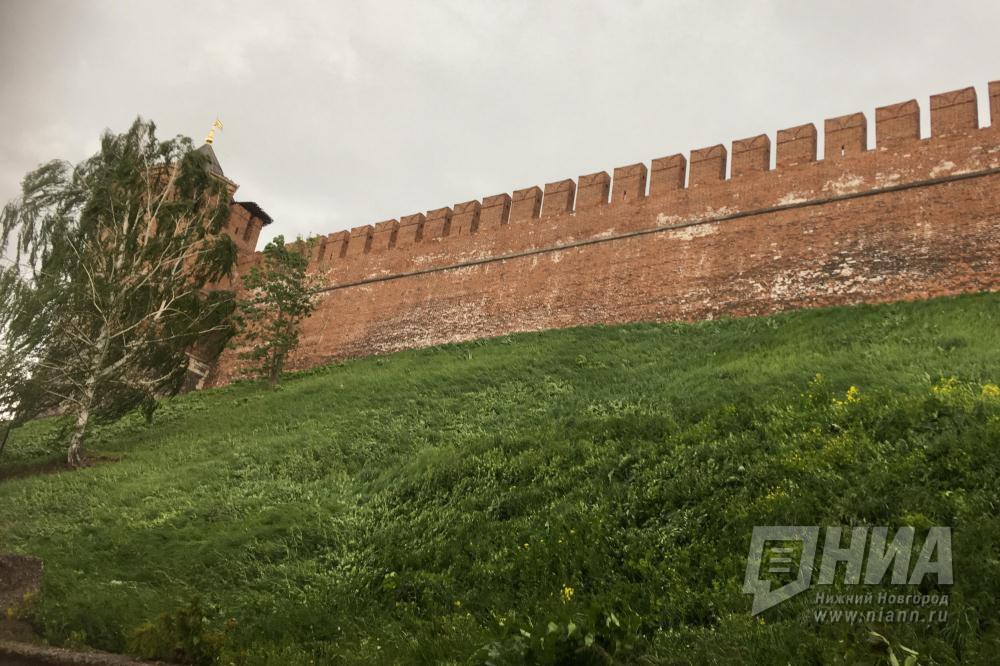 Крышу со стены нижегородского Кремля сдуло ветром 30 мая