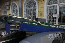 На Нижневолжской набережной вывеска упала и повредила автомобиль