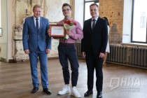 Менеджер по производству Макдоналдс в России Владимир Овсянников и консультант по производству компании Антон Воеводин вручают стипендии