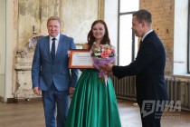 Менеджер по производству Макдоналдс в России Владимир Овсянников и консультант по производству компании Антон Воеводин вручают стипендии