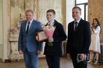 Менеджер по производству Макдоналдс в России Владимир Овсянников и консультант по производству компании Антон Воеводин вручают стипендии