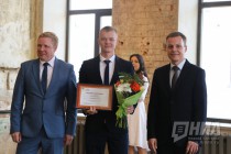 Менеджер по производству Макдоналдс в России Владимир Овсянников и консультант по производству компании Антон Воеводин вручают стипендии