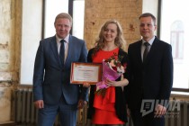 Менеджер по производству Макдоналдс в России Владимир Овсянников и консультант по производству компании Антон Воеводин вручают стипендии