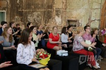 Менеджер по производству Макдоналдс в России Владимир Овсянников и консультант по производству компании Антон Воеводин вручают стипендии