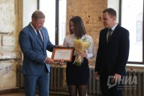 Менеджер по производству Макдоналдс в России Владимир Овсянников и консультант по производству компании Антон Воеводин вручают стипендии