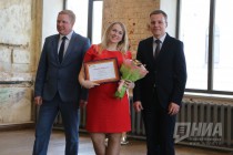 Менеджер по производству Макдоналдс в России Владимир Овсянников и консультант по производству компании Антон Воеводин вручают стипендии