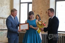 Менеджер по производству Макдоналдс в России Владимир Овсянников и консультант по производству компании Антон Воеводин вручают стипендии