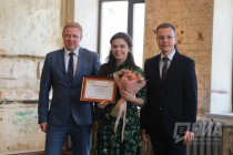 Менеджер по производству Макдоналдс в России Владимир Овсянников и консультант по производству компании Антон Воеводин вручают стипендии